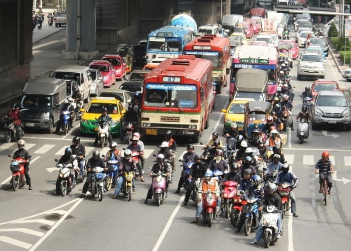 Diputados creen que las motocicletas serán la solución al tráfico de la ciudad, a pesar de las advertencias de especialistas.