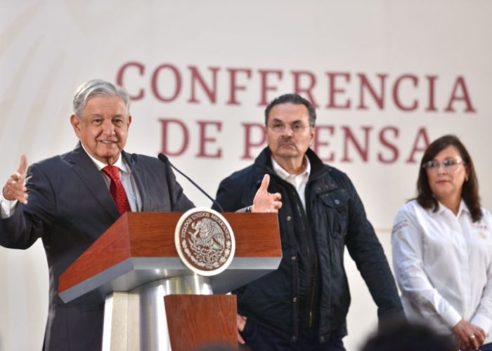 El presidente Andrés Manuel López Obrador, el director de Pemex, Octavio Romero, y la secretaria de Energía, Rocío Nahle, en conferencia de prensa el lunes 18 de marzo 