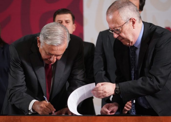 El presidente López Obrador y el secretario Carlos Urzúa en Palacio Nacional en el anuncio de acciones para fortalecer a Pemex el 13 de mayo (Foto: LopezObrador.com)