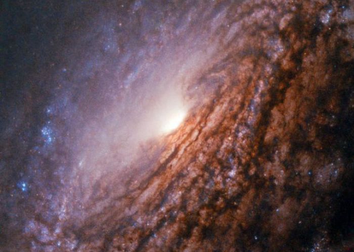 A 100 mil años luz de distancia se encuentra esta galaxia capturada por el telescopio espacial Hubble (Foto: Twitter @NASAHubble) 