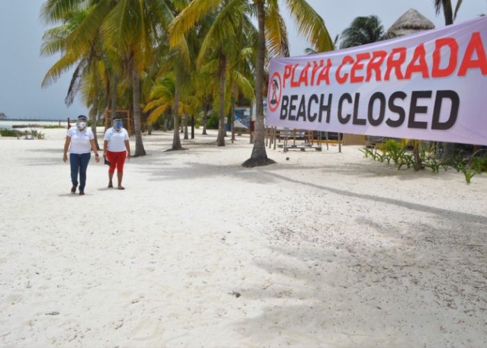 El confinamiento por la pandemia afectó gravemente a los negocios turísticos. En la imagen, una playa cerrada en Isla Mujeres, Quintana Roo (Foto: Gobierno de Quintana Roo)