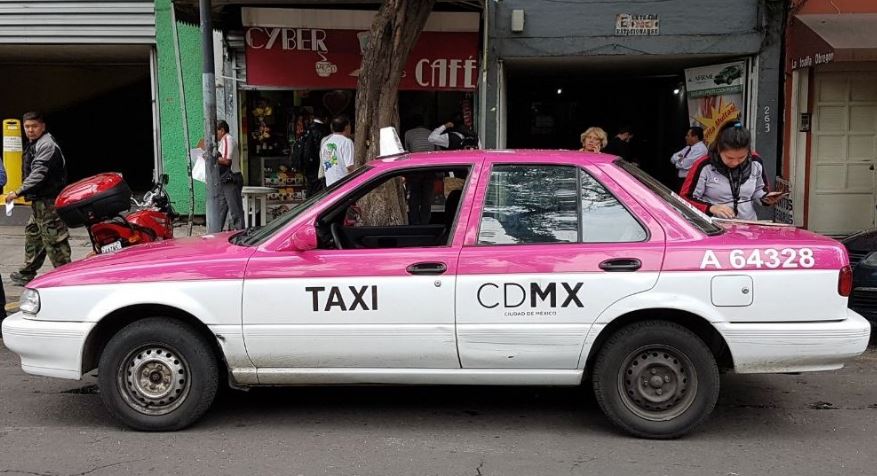 Los taxistas oficiales de la CDMX tendrán una tableta con GPS que los conectará al C5. 